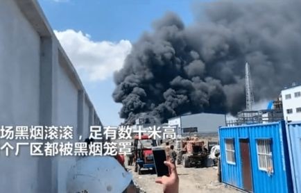 景德镇一仓库火灾，浓烟滚滚，警钟长鸣