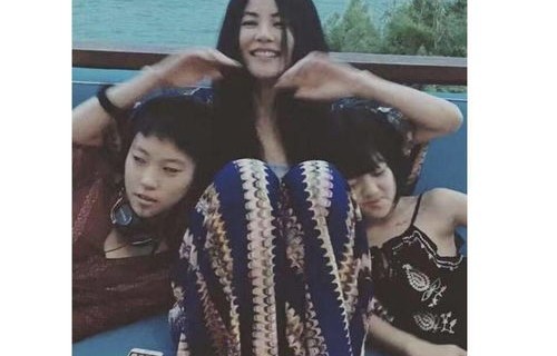 生命的奇迹，女孩欲轻生被劝四小时，多了个干爹的温暖故事