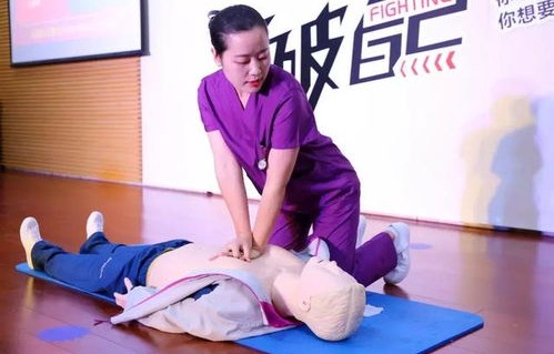 短剧踮起脚尖的守护——爱的力量与默默的坚守