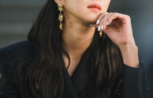 李一桐变身暗黑魔女，挂脖长裙下的神秘魅力