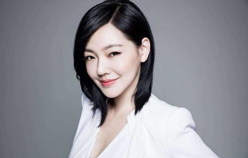 体坛记者喊话赵露思，遭遇暴力，请及时报警