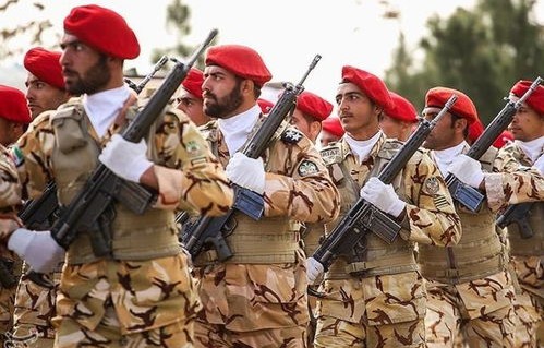 伊朗最高领袖的权威与责任，讲话时身边步枪的象征意义