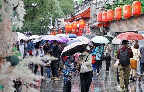 国庆假期，人潮涌动胜似趵突泉之鱼