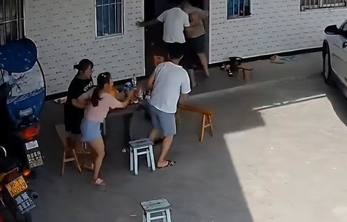 新疆库车地震，图书馆内学生迅速下楼避险