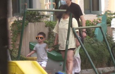 刘诗诗母爱满溢，怀抱儿子逛超市的温馨瞬间