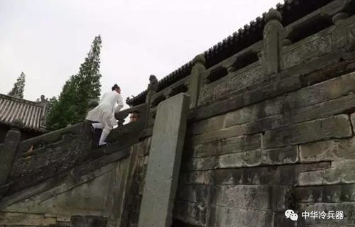 大侠之勇，八楼飞檐走壁救幼童