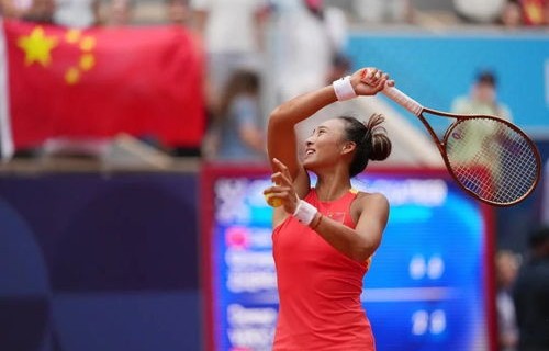 郑钦文赛场英姿，以实力将对手打哭的背后