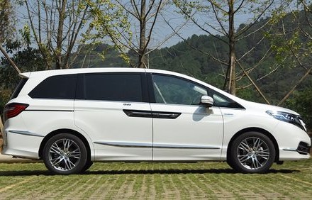 荣威mpv商务车7座车(荣威mpv商务车7座车混动)