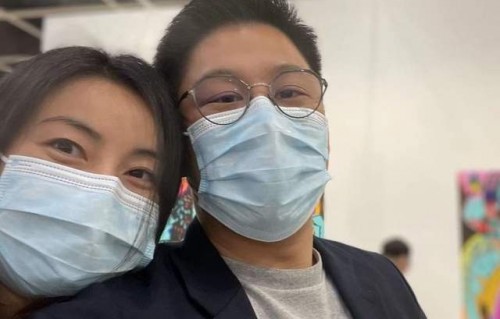 网红彩虹夫妇，五年四胎的传奇与封肚的背后