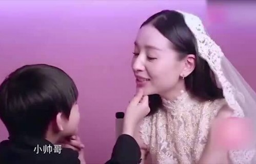赵丽颖与儿子共赏烟花，母子侧脸神似，温馨瞬间定格