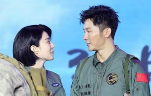 李晨深夜陪伴，张真源的行李整理记