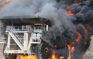 货车高架上起火烧出火瀑布的震撼瞬间