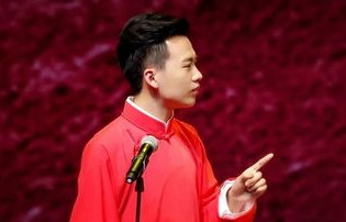 51岁何炅的八块腹肌，岁月与自律的完美融合