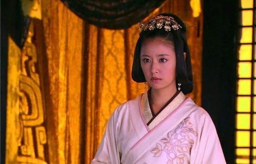 秦天爱，短剧权倾朝野中婢女的逆袭之路