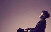 李荣浩舞台前的独特瞬间，两分钟内脱下棉裤的背后故事