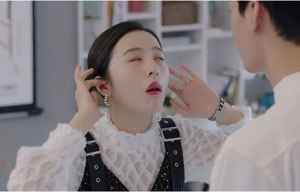 短剧开局撞上美女总裁——95集的职场爱情之旅