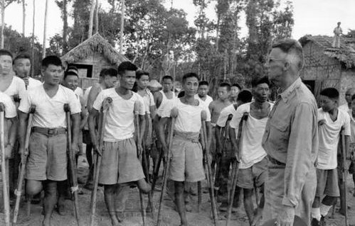 温暖传递，脱下军大衣的大哥回应埃文