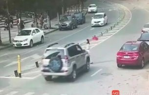 警方回应，女孩横穿马路遭遇警车意外事故