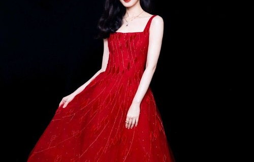 31岁章泽天新年红色套装美照，展现独特魅力