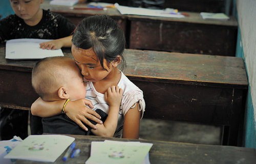 家庭冲突中的反思——姐姐被弟弟打，妈妈反问不会还手吗？