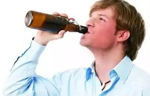 喝酒脸红的人易患两种癌，警惕酒精与健康风险