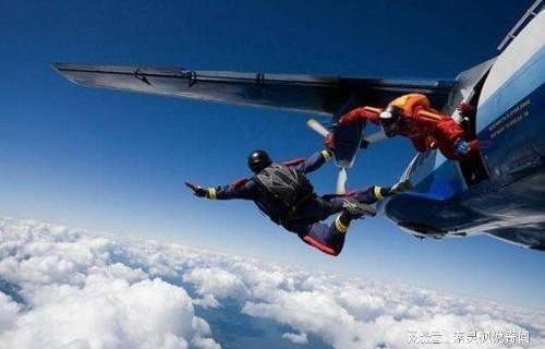 飞行员遭遇降落伞缠绕危机，副伞打开，成功迫降