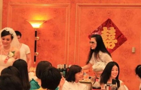 误入席位，男子参加婚礼意外吃错席的奇妙经历