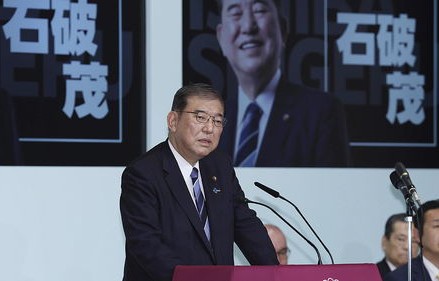 石破茂首相投票现场的酣然入梦