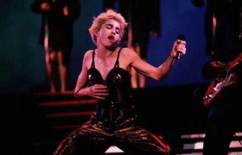 教皇与麦当娜的AI合照，跨越时代的对话