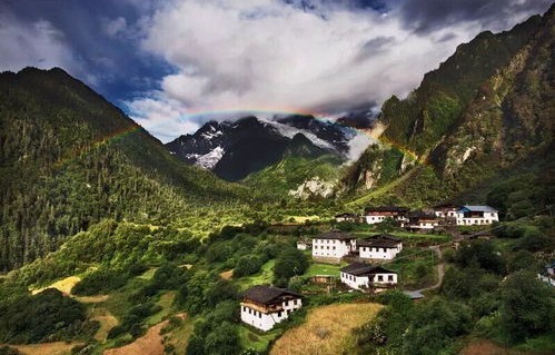 香格里拉无底湖徒步之旅，掀起户外探险新热潮