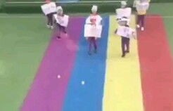 萌娃神技，3岁萌宝单手抓5个球，挥洒自如的球拍舞动