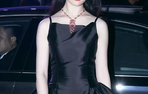 成都巨型刘亦菲，网红打卡新地标