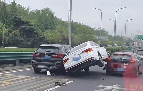 上海南北高架突发三车事故，幸无人员伤亡