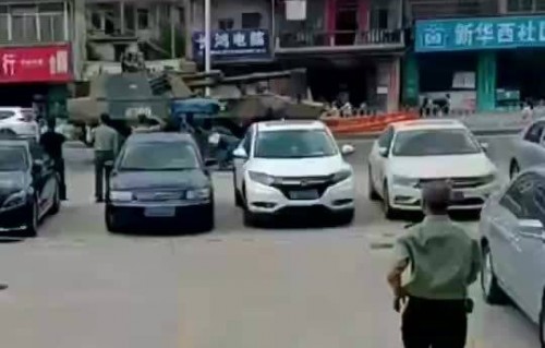 小学生向军车敬礼,军车鸣笛回礼——传递正能量,共筑和谐社会