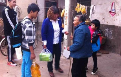 一岁弟弟守家门口，迎接三岁的姐姐放学