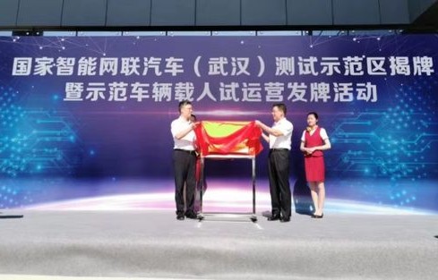 上海颁发首批无人驾驶车牌，真相与谣言的较量