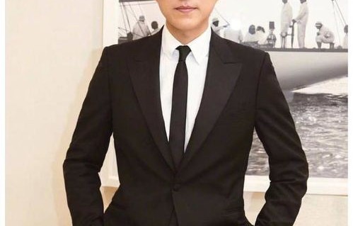 靳东10岁儿子身高近1米7，成长之谜与家庭教育的启示