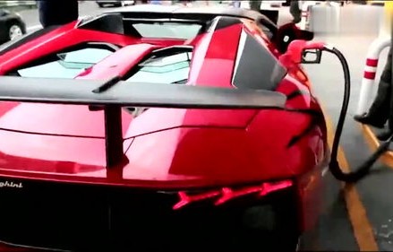 兰博基尼跑车多少钱一台(兰博基尼跑车多少钱一台红色)