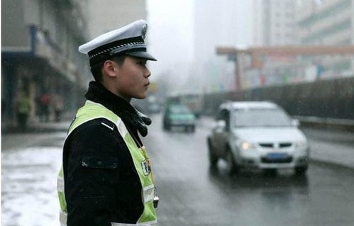 悲剧的背后，68岁司机与交警发生肢体冲突后不幸身亡