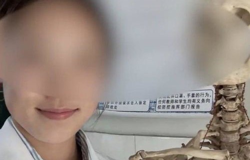 医学生与大体老师头骨合影引质疑,尊重与教育的边界
