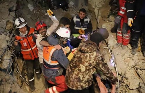 AI生成下的奇迹——地震废墟下戴帽小孩的生存故事