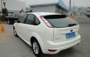 2013年福特福克斯两厢多少钱(2013年福特福克斯两厢多少钱一台)