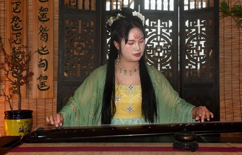 穿越时空之旅——短剧我在古代做昏君