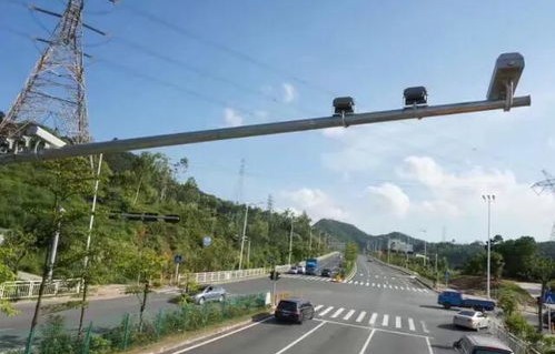 当地积极回应，道路立杆上约挂10个摄像头，保障公共安全与交通秩序