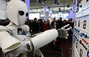 重庆一女子模仿机器人真假难辨，科技与人类界限的探索