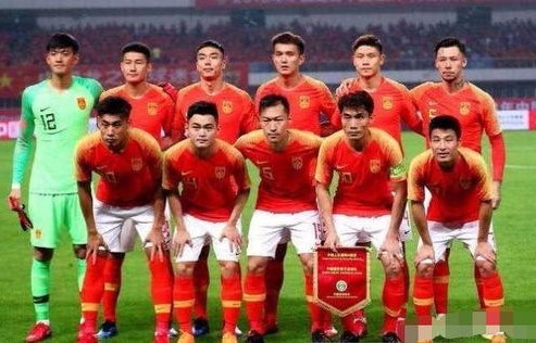 国足功臣半场离场，一场足球赛的转折与思考