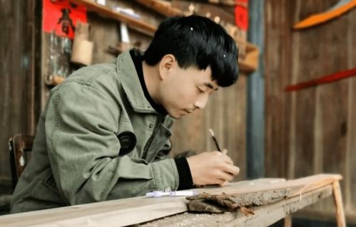 李子柒，熊猫蜀锦裙的匠心独运与自我缝制之路