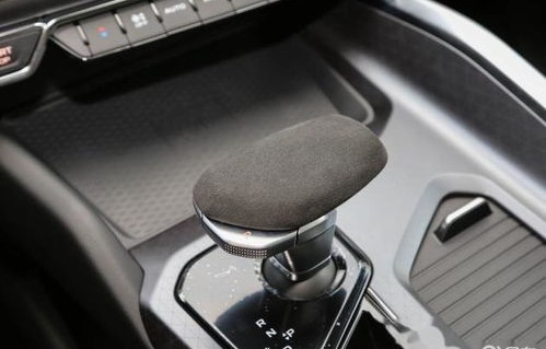 适合女士自动挡小型车(适合女士自动挡小型车1520万)