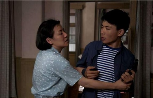 远嫁之女半年归，父泪盈眶情难抑