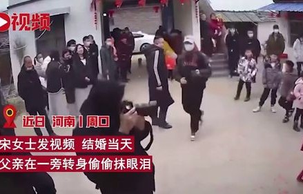 远嫁的思念，除夕夜，女子通过监控看到父亲抹泪